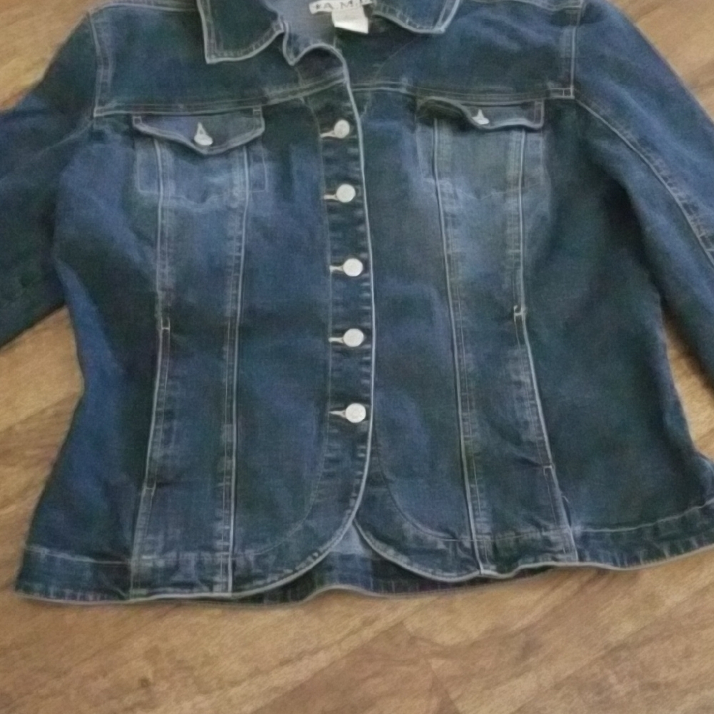 Ami Blue Jean Jacket Cropped Style - Picture 4 of 7